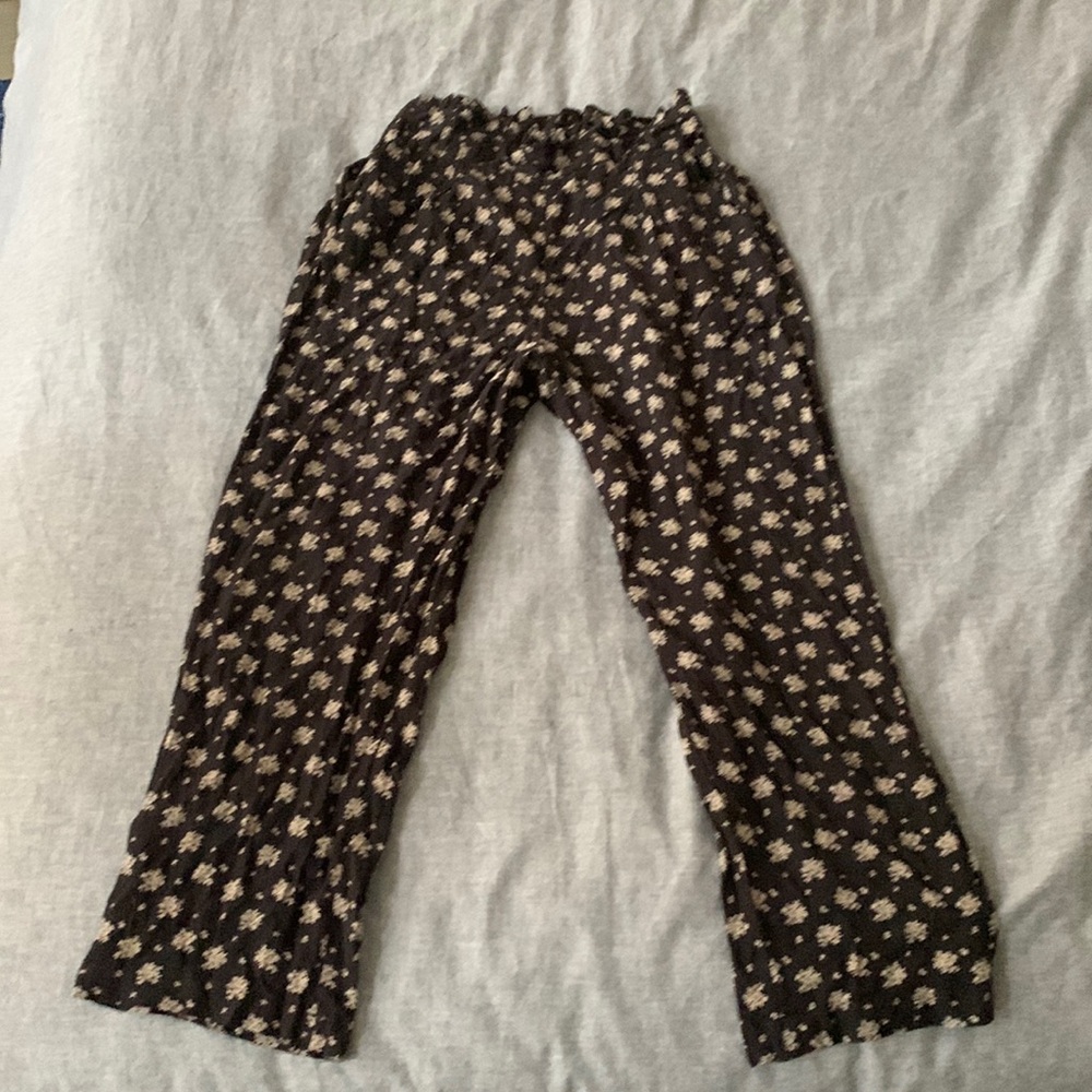 Pants, high waist, loose fit, with tapered leg. Floral print